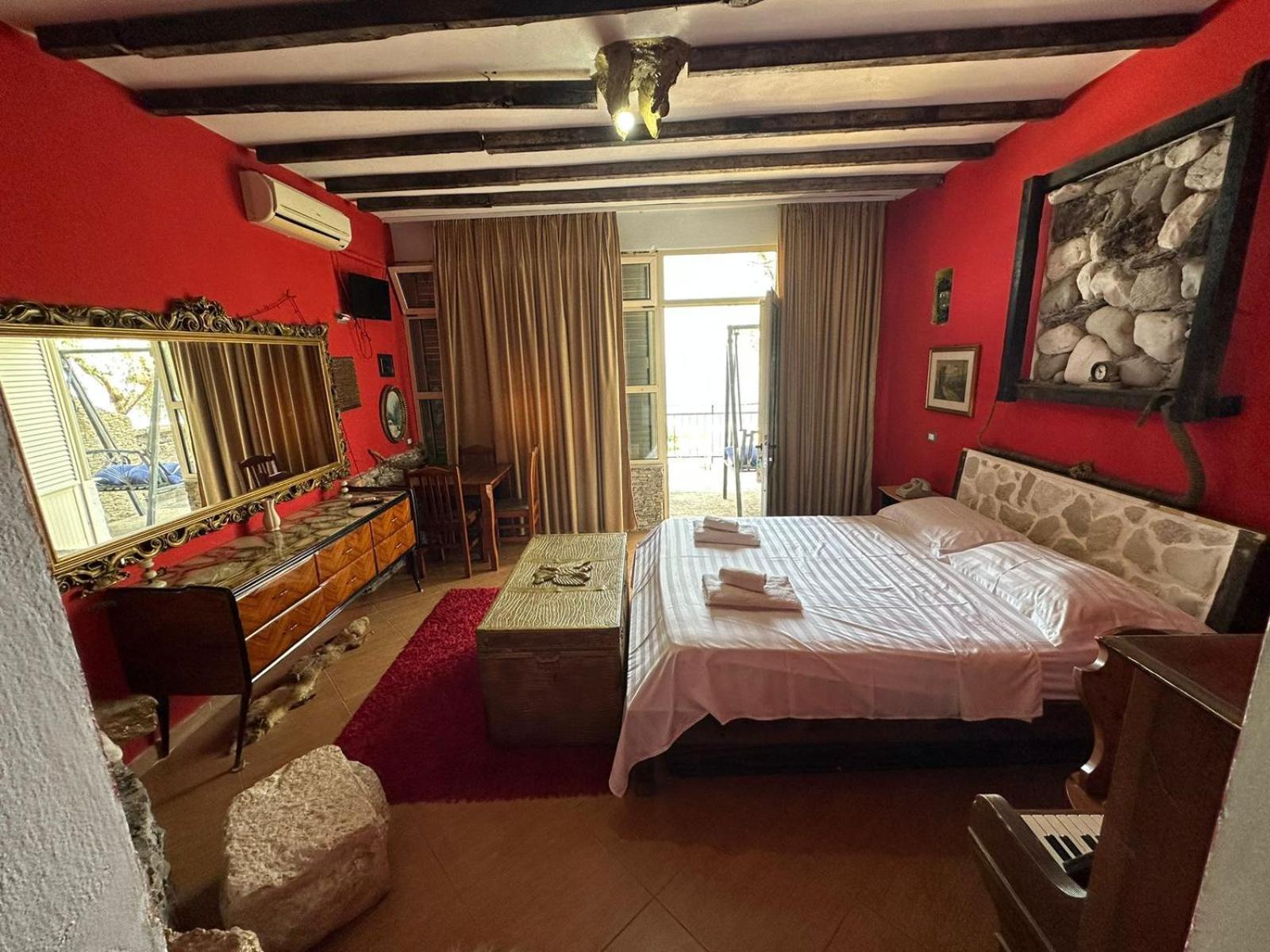 Hotel Vila "Oda E Miqve" Vlorë Екстериор снимка