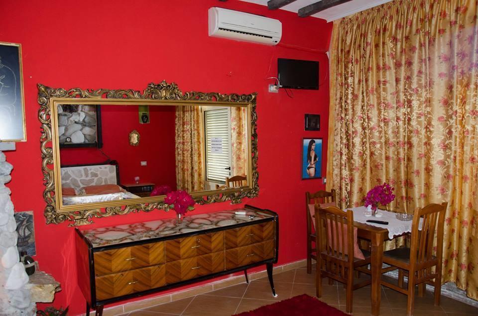 Hotel Vila "Oda E Miqve" Vlorë Екстериор снимка